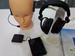这是卢森堡托玛提斯发展有限公司推出的提高注意力水平和听课效率的解决方案。包括三个设备：

1、TalksUp特制变音播放器应用“电子门控技术”，在保持原有音律的基础上，对音频进行双向处理，产生听觉感知对比，从而锻炼大脑的听觉注意力。

2、骨传导/空气传导一体化无线耳机应用骨传导和气传导双声道技术，头骨传导速度是空气中的十倍，能让大脑为接收从空气传来的声音做好准备。

3、大脑认知学习宝可辅助学生进行朗读练习，通过扩音和头骨传导提高背诵效率。