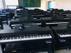 钢琴集体课智能钢琴教室钢琴一对多教学图2